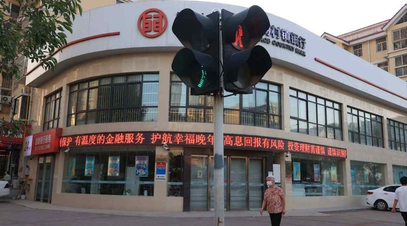 China closes hundreds of banks to bolster financial system